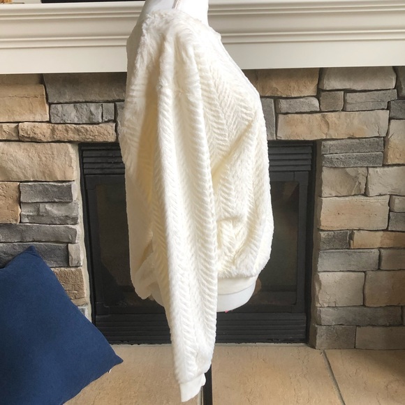NWT cream faux fur sweatshirt size xlarge - Picture 6 of 8
